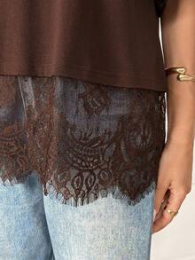 SHEIN CURVE+ Große Größen Damen Baumwollmischung T-Shirt mit elegantem Spitzensaum, kurzärmelig, Rundhalsausschnitt, Casual Top, bequemes schwarzes Baumwoll-T-Shirt mit Spitzenbesatz, modisches kurzärmeliges Rundhals-Oberteil mit schickem schwarzem Spitzensaum, Baumwollmischung Damen Casual Fit kurzärmeliges Alltagsshirt, Valentinstag Spitzenbesatz Top, Baumwoll-Oberteil, Casual Top, Casual Top Frühling, Damen Sommer, Neujahrsparty Top, Schwarzes Top - Braun - Übersicht 5