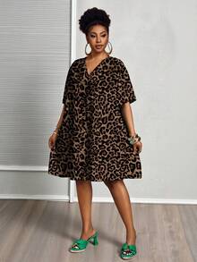 SHEIN CURVE+ Vestido casual holgado de manga corta con cuello en V y estampado de leopardo, talla grande, para negocios, otoño invierno 2026 22W - Multicolor - Ver 6