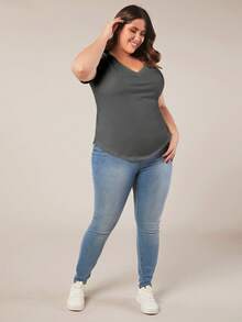 SHEIN BASICS 大尺碼純色V領T恤夏季上衣 - 深灰色 - 查看 4