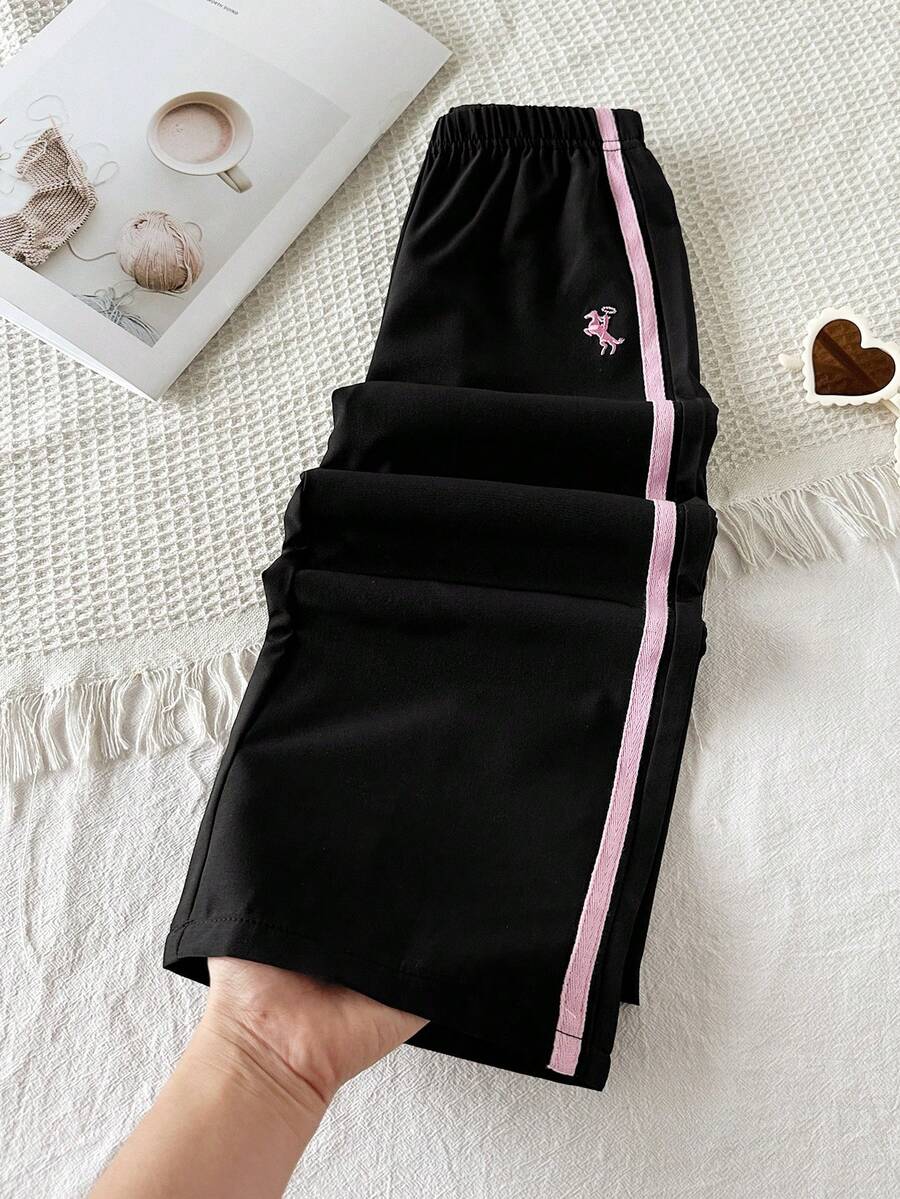 SHEIN 女童單件休閒寬腿長褲,經典黑色底色搭配粉色與白色對比側條紋,彈性腰帶設計,褲身小馬刺繡,精緻活潑,時尚百搭,適合日常休閒穿著、上學與外出,可搭配多款上衣 - 黑色 - 查看 1