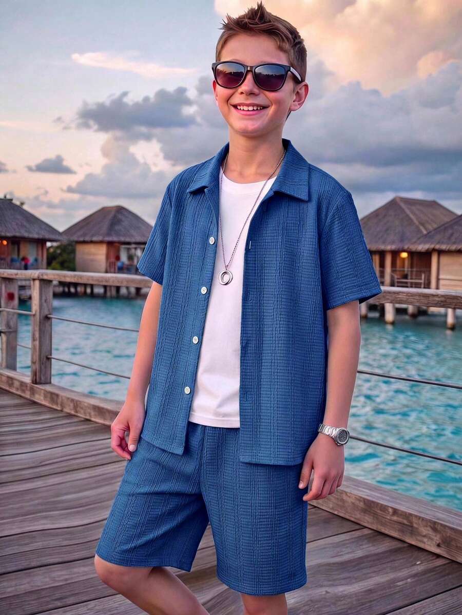 SHEIN Streecool Kids 3件/組 青少年男孩針織紋理直條紋短袖上衣與配套休閒短褲,混紡面料,親膚柔軟且透氣。上衣特點為多色拼接直條紋設計,配有小領口與短袖剪裁;短褲配有彈性腰帶。整體休閒度假風格,適合日常穿著、幼兒園、海邊玩耍等。可成套穿著或分開穿著,輕鬆打造陽光活力兒童造型,開學季時尚套裝。 - 藍色 - 查看 1