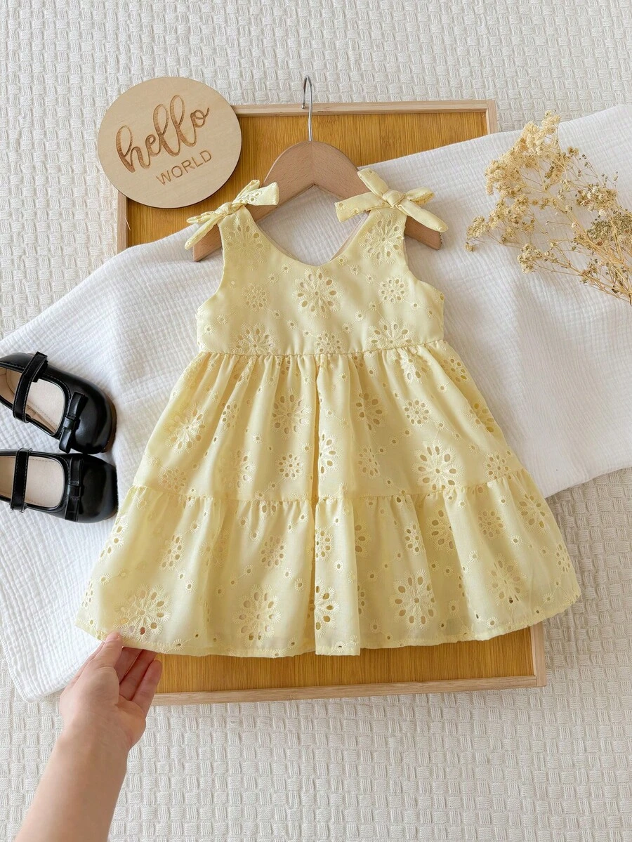SHEIN Vestido sin mangas con lazo y bordado floral lindo para bebé niña de vacaciones - Mostaza Amarilla - Ver 1