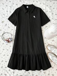 青少年女孩黑色 Polo 領刺繡圖案荷葉邊休閒洋裝，校服風格，適合學校、戶外活動、購物、日常穿著 KIDS - 黑色 - 查看 5