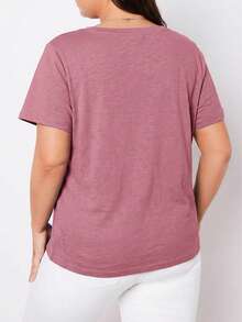 SHEIN BASICS 大尺碼女款純色V領短袖休閒T恤 - 紅木色 - 查看 2