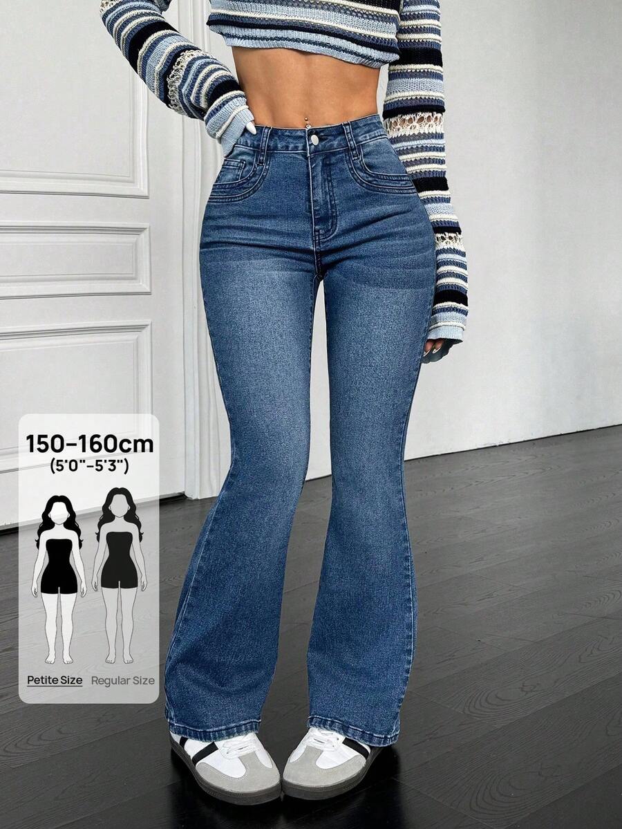 SHEIN PETITE Jeans de pierna acampanada con bolsillos diagonales lavados versátiles y de moda para mujeres, para mujeres de talla pequeña - Azul - Ver 1