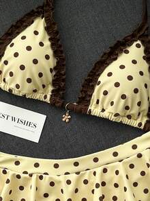 SHEIN Swim 女款夏季海灘簡約優雅浪漫休閒度假性感甜美可愛時尚泳衣套裝，百搭奶油黃棕色波點印花，掛脖比基尼三角上衣配荷葉邊飾，2合1荷葉邊迷你裙下裝，金屬花朵吊墜裝飾，適合海灘、度假村、SPA、音樂節及休閒度假場合 - 彩色 - 查看 7