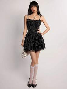 Rina Fox Robe mini camisole noire à pois SXY, robe moulante de sortie Y2K coquette avec nœud devant, bordure en dentelle et ourlet volant, robe mini camisole à pois avec nœud devant, bordure en dentelle et ourlet volant, coupe slim, robe mini camisole à pois style français doux, robe mini évasée avec nœud devant et bordure en dentelle, robe moulante rétro à pois avec nœud devant, bordure en dentelle et ourlet volant, bretelles spaghetti, robe chic à pois avec ourlet volant, robe mini camisole à bretelles spaghetti avec nœud devant et bordure en dentelle - Noir - Voir 6