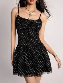 Rina Fox Robe mini camisole noire à pois SXY, robe moulante de sortie Y2K coquette avec nœud devant, bordure en dentelle et ourlet volant, robe mini camisole à pois avec nœud devant, bordure en dentelle et ourlet volant, coupe slim, robe mini camisole à pois style français doux, robe mini évasée avec nœud devant et bordure en dentelle, robe moulante rétro à pois avec nœud devant, bordure en dentelle et ourlet volant, bretelles spaghetti, robe chic à pois avec ourlet volant, robe mini camisole à bretelles spaghetti avec nœud devant et bordure en dentelle - Noir - Voir 1