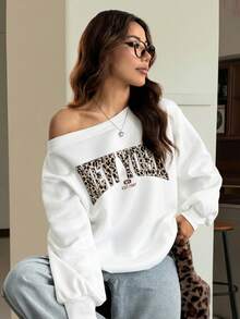 SHEIN EZwear 休閒秋冬復古豹紋紐約字母標語圖案白色寬鬆不對稱肩女款運動衫，秋季上衣，適合日常通勤、聚會、秋冬/夏季、聖誕節、新年、感恩節、派對、婚禮、海灘、畢業典禮、優雅、外出、約會、通勤、情人節、優雅、度假、Y2K、畢業 - 彩色 - 查看 3