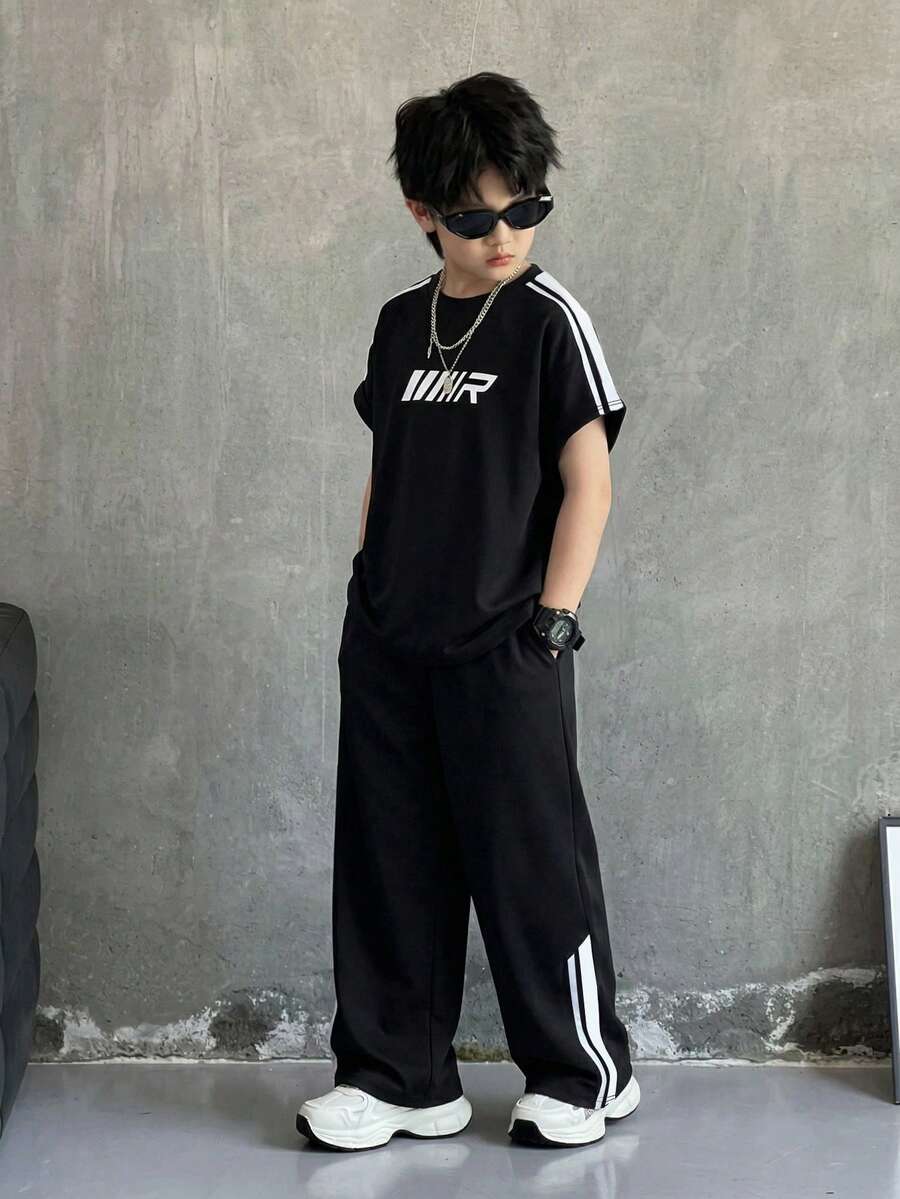 SHEIN 男童休闲韩版宽松舒适字母印花白色针织抽绳圆领短袖T恤和裤子套装，适合通勤、上学、日常休闲、运动、春夏、毕业典礼、度假等场合。