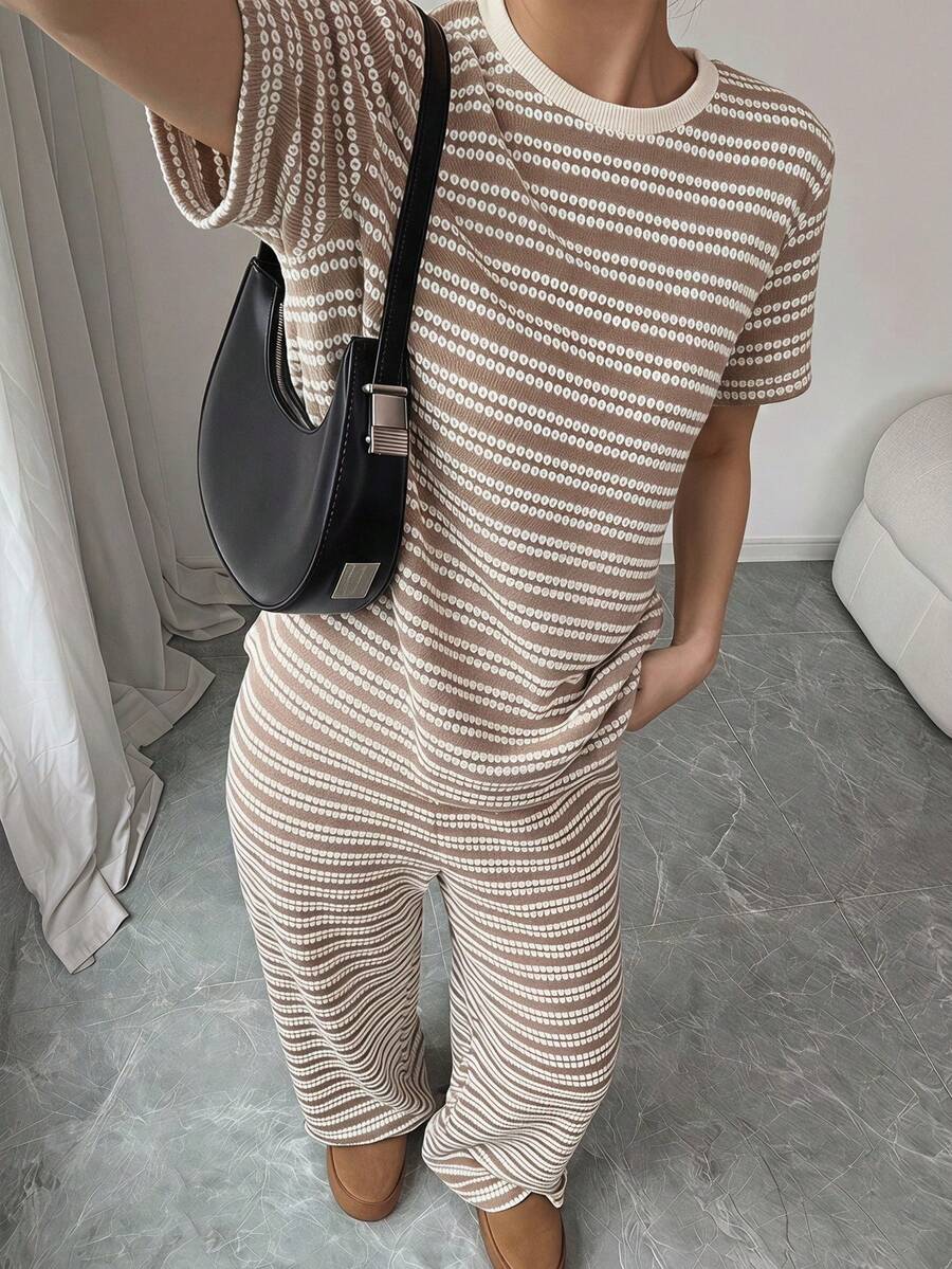 SHEIN 少女棕色與白色條紋寬鬆短袖圓領T恤上衣 + 棕色與白色條紋鬆緊腰寬腿長褲,夏季休閒兩件套,適合春夏,完美適用於下午茶、日常通勤、派對、購物 - 杏色 - 查看 1