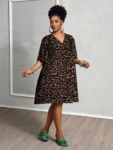 SHEIN CURVE+ Vestido casual holgado de manga corta con cuello en V y estampado de leopardo, talla grande, para negocios, otoño invierno 2026 22W - Multicolor - Ver 7