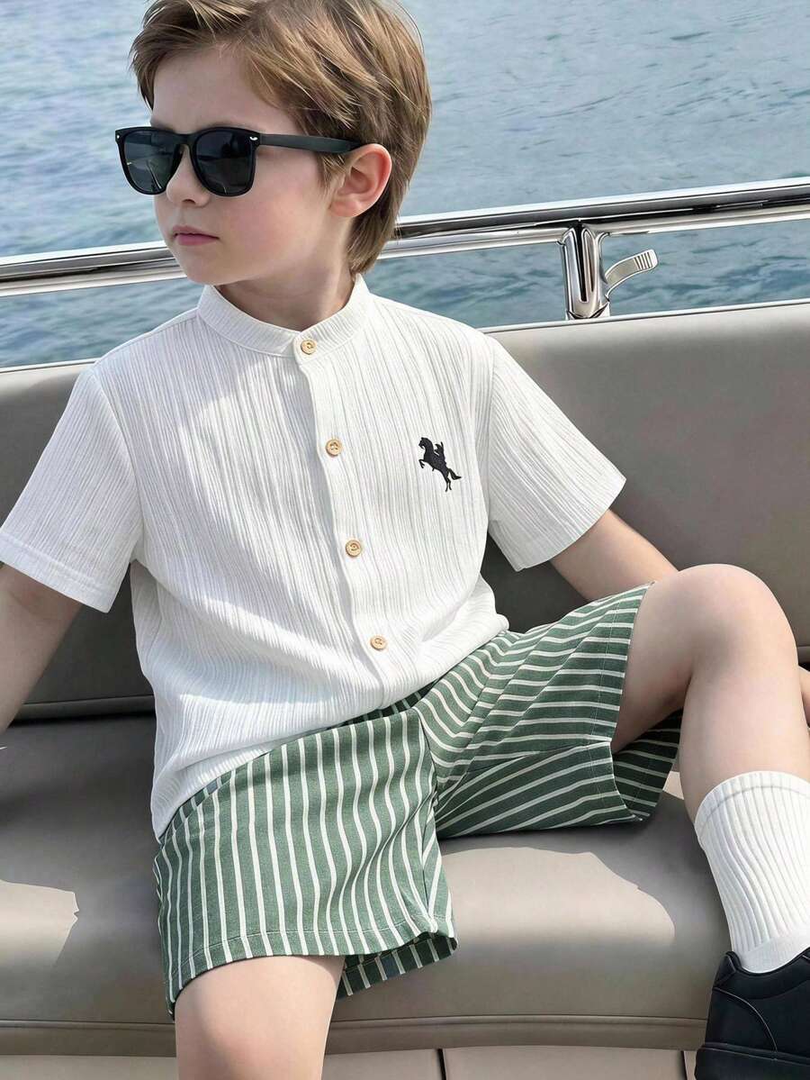 SHEIN 兒童小男孩/小女孩，小男孩 2 件組春夏休閒度假風短袖襯衫與條紋短褲套裝，小男孩夏季服裝，套裝，Squishy