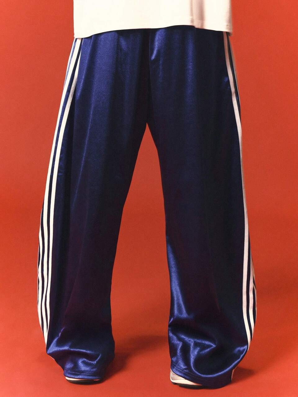 Pantaloni sportivi in raso a gamba larga con dettaglio logo script e striscia laterale, vestibilità rilassata