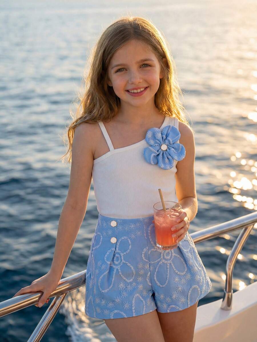 SHEIN Sparklyn 春夏 2件組女童兒童服裝套裝,無袖吊帶上衣 + 黃色短褲,吊帶上衣配細肩帶,胸前飾有黃色花朵裝飾,清新甜美風格;黃色短褲採用提花面料,搭配珍珠裝飾與藍色緞帶 - 彩色 - 查看 1