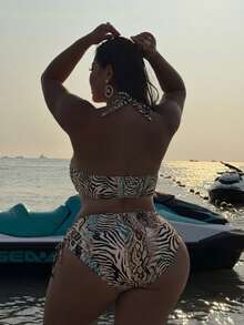 SHEIN Swim 2026新款大尺碼女款海灘度假豹紋隨機圖案鏤空掛脖繫帶腹部金屬裝飾側抽繩性感時尚一件式泳衣 - 彩色 - 查看 2