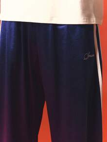 SUMWON Celana Track Satin Kaki Lebar dengan Detail Logo Tulisan Garis Samping, Potongan Longgar - Navy Blue - View 5