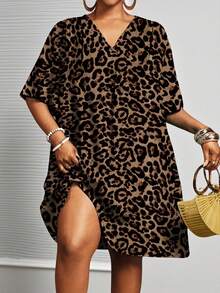 SHEIN CURVE+ Vestido casual holgado de manga corta con cuello en V y estampado de leopardo, talla grande, para negocios, otoño invierno 2026 22W - Multicolor - Ver 5