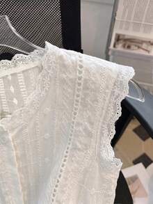 Franclia 女士白色镂空刺绣无袖衬衫，高领纽扣前襟荷叶边蕾丝细节休闲夏季上衣，波西米亚风镂空棉混纺衬衫，适合日常度假穿着 - 白色 - 查看 4