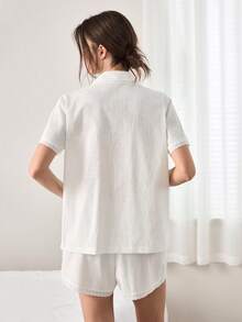 Ocili 女款純色極簡日常翻領貝殼鈕扣自然舒適柔軟刺繡蕾絲飾邊短袖短褲睡衣家居服套裝 - 白色 - 查看 3
