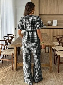 Elenzga 两件套女士休闲V领系带上衣和直筒裤套装，适合日常穿着和度假。 - 黑色 - 查看 2