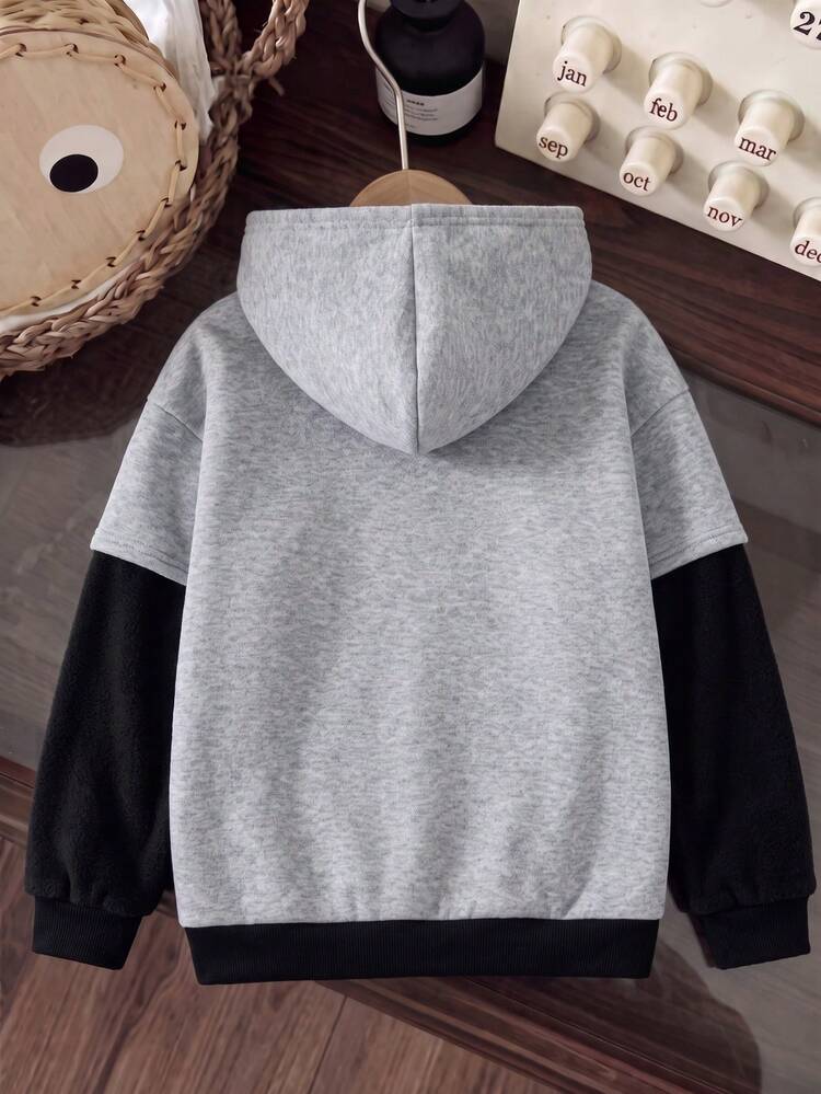 SHEIN كنزة رياضية بقلنسوة 2 في 1 للأولاد المراهقين بتصميم بسيط بأسلوب الشارع مع رقعة حرف صغير، أكمام طويلة، كاجوال، مريحة، موضة جامعية، عملية متعددة الاستخدامات، قماش ناعم، مناسبة للارتداء اليومي والمدرسة والسفر والرياضات الخارجية وجميع الفصول - رمادي - مشاهدة 3