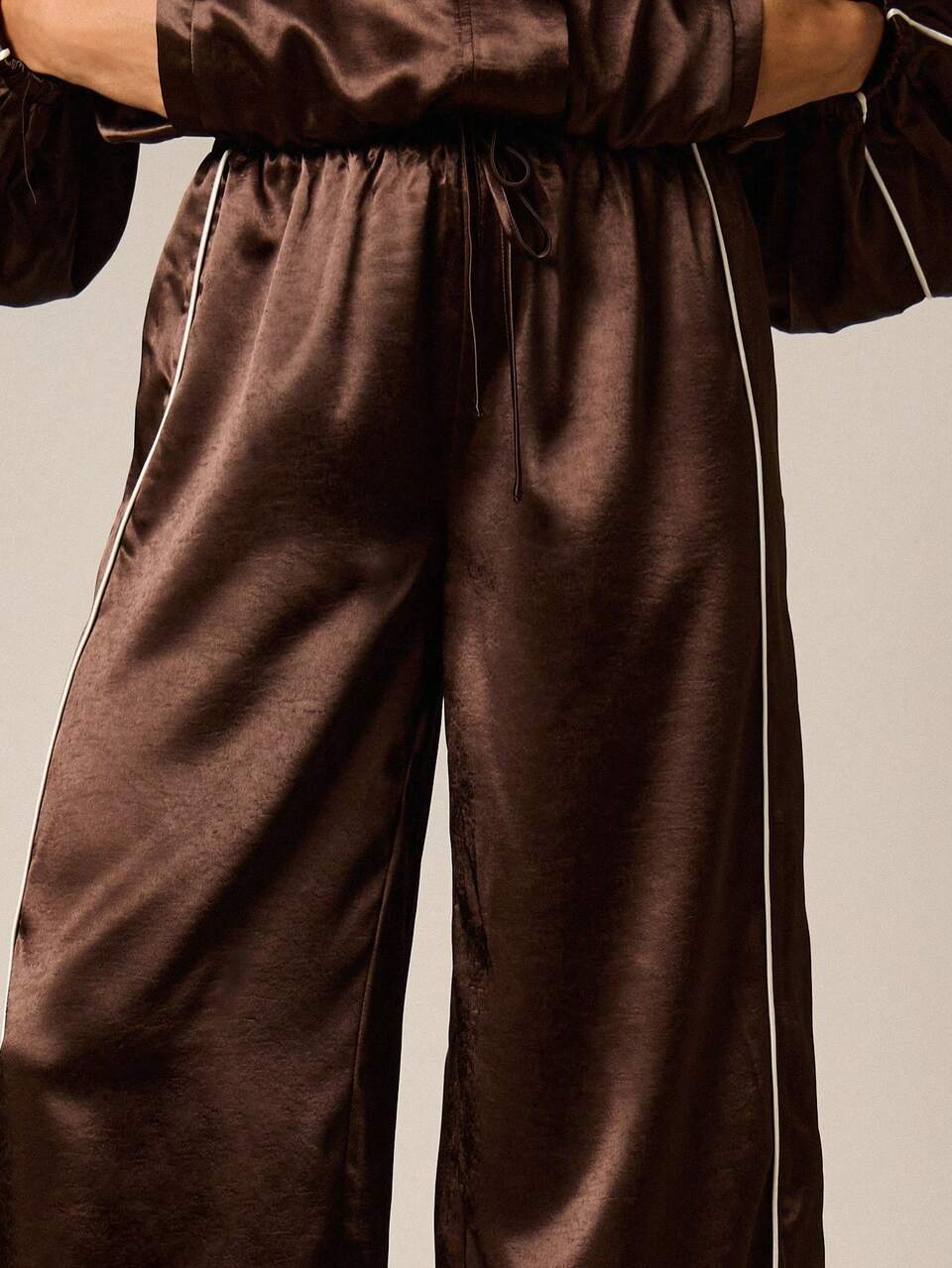 AiiRZ Satin Wide Leg Trouser With Contrast Piping
