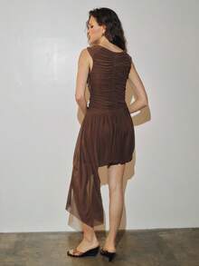MOTF PREMIUM URBAN RUCHED ASYMMETRICAL HEM DRESS SPRING/SUMMER - Coffee Brown - View 4