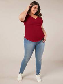 SHEIN BASICS 大尺碼純色V領T恤夏季上衣 - 酒紅色 - 查看 4