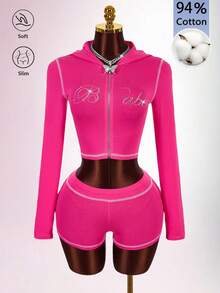 Amplova Conjunto de 2 piezas para mujer con top corto con capucha y cremallera delantera con letras de strass & mini shorts - Rosa Fucsia - Ver 6