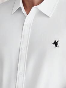 Core Aspect 男士 Old Money學院風輕商務白色襯衫，小刺繡 Logo 寬鬆長袖襯衫，適合職場、校園、日常休閒 - 白色 - View 3