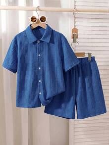 SHEIN Streecool Kids 3件/組 青少年男孩針織紋理直條紋短袖上衣與配套休閒短褲，混紡面料，親膚柔軟且透氣。上衣特點為多色拼接直條紋設計，配有小領口與短袖剪裁；短褲配有彈性腰帶。整體休閒度假風格，適合日常穿著、幼兒園、海邊玩耍等。可成套穿著或分開穿著，輕鬆打造陽光活力兒童造型，開學季時尚套裝。 - 藍色 - 查看 7