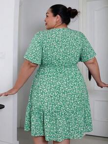Pretty and Ole Vestido holgado con estampado floral retro, mangas de mariposa y volantes en el bajo para tallas grandes - Verde - Ver 2
