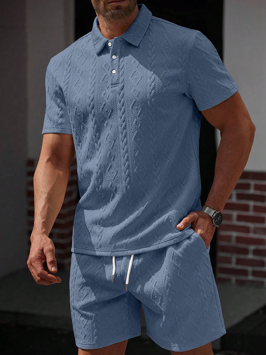 Manfinity CasualCool 男士幾何紋理短袖 Polo 衫與短褲休閒套裝 - 藍色 - 查看 1