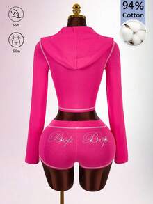 Amplova Conjunto de 2 piezas para mujer con top corto con capucha y cremallera delantera con letras de strass & mini shorts - Rosa Fucsia - Ver 12