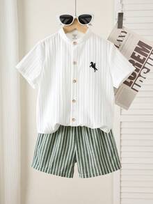 SHEIN 兒童小男孩/小女孩,小男孩 2 件組春夏休閒度假風短袖襯衫與條紋短褲套裝,小男孩夏季服裝,套裝,Squishy - 卡其色 - 查看 4