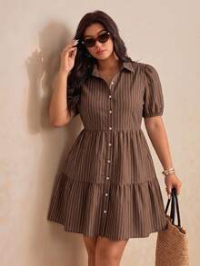 SHEIN Essnce Vestido de Talla Grande con Rayas y Bloques de Color, Un Solo Botón y Bajo con Volantes, Adecuado para el Verano - Marrón - Ver 5