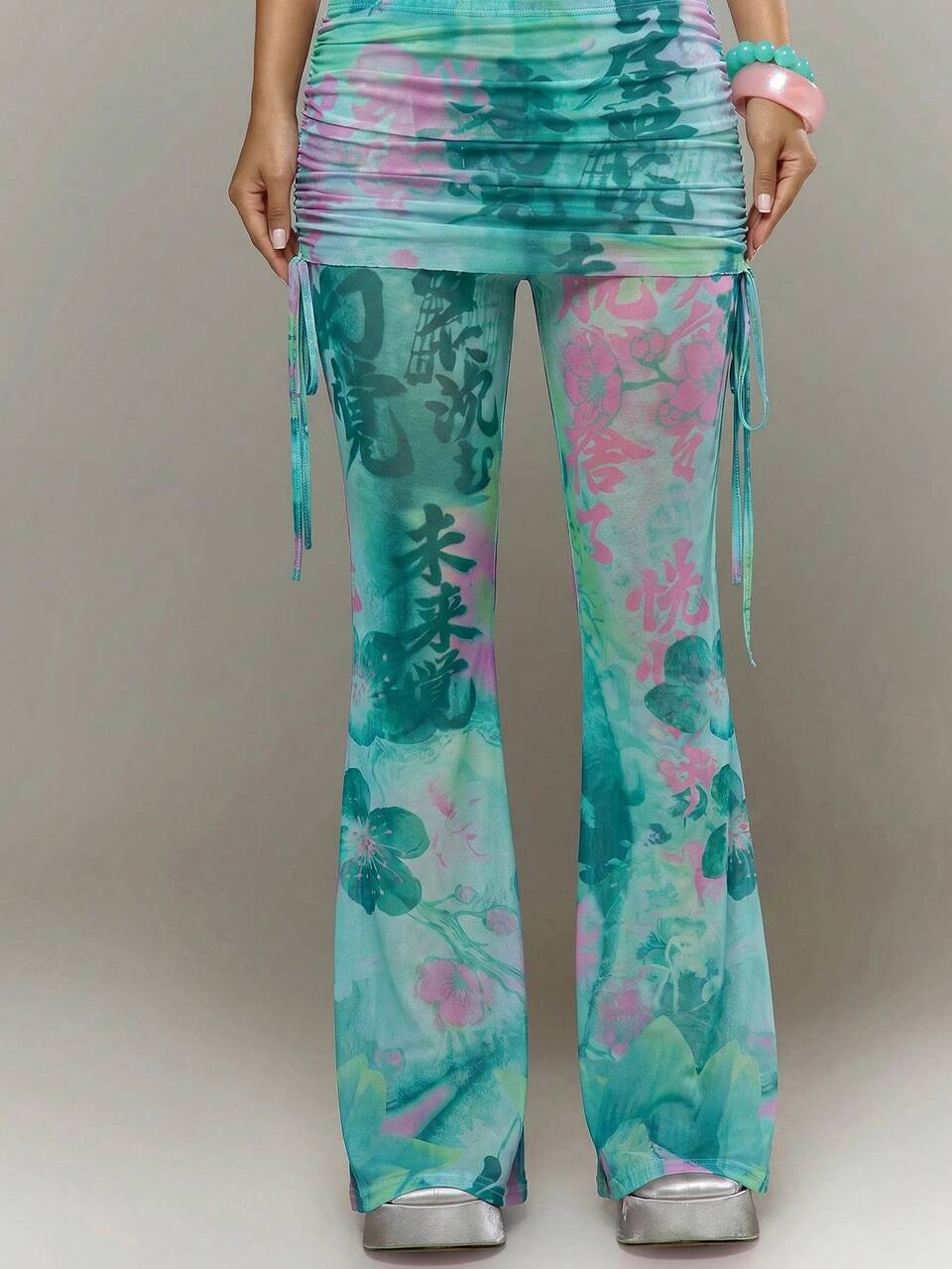 Calça Saia de Cintura Baixa com Estampa Gráfica em Tule, Dupla Camada, Detalhe Franzido e Barra Flare, Primavera/Verão, Férias, Ibiza, Festival, Y2K, Psyche