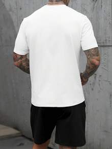 Manfinity Homme 男士皮革貼飾休閒修身版型T恤套裝 - 黑與白 - 查看 2