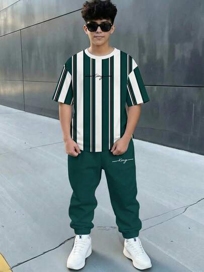Set casual comodo e alla moda per ragazzi pre-adolescenti, minimalista, con maglietta a girocollo a maniche corte e pantaloni lunghi, stampa a righe classica e cool, stampa testo King classica, adatto per autunno/inverno, adatto per la stagione scolastica