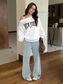 SHEIN EZwear 休閒秋冬復古豹紋紐約字母標語圖案白色寬鬆不對稱肩女款運動衫，秋季上衣，適合日常通勤、聚會、秋冬/夏季、聖誕節、新年、感恩節、派對、婚禮、海灘、畢業典禮、優雅、外出、約會、通勤、情人節、優雅、度假、Y2K、畢業 - 彩色 - 查看 5