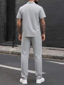 Manfinity CasualCool 男士休閒時尚正式翻領短袖襯衫套裝，外出必備，適合送給家人與男友的禮物 - 灰色 - 查看 2