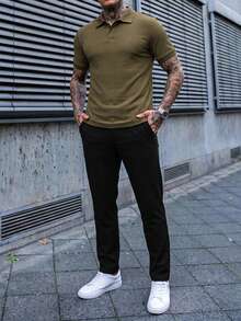 Manfinity CasualCool طقم رجالي قميص بولو بأزرار نصفية وأكمام قصيرة مضلع مع بنطلون طويل بجيوب - أخضر عسكري - مشاهدة 1