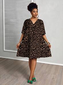 SHEIN CURVE+ Vestido casual holgado de manga corta con cuello en V y estampado de leopardo, talla grande, para negocios, otoño invierno 2026 22W - Multicolor - Ver 3