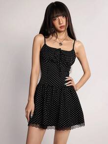 Rina Fox Robe mini camisole noire à pois SXY, robe moulante de sortie Y2K coquette avec nœud devant, bordure en dentelle et ourlet volant, robe mini camisole à pois avec nœud devant, bordure en dentelle et ourlet volant, coupe slim, robe mini camisole à pois style français doux, robe mini évasée avec nœud devant et bordure en dentelle, robe moulante rétro à pois avec nœud devant, bordure en dentelle et ourlet volant, bretelles spaghetti, robe chic à pois avec ourlet volant, robe mini camisole à bretelles spaghetti avec nœud devant et bordure en dentelle - Noir - Voir 4