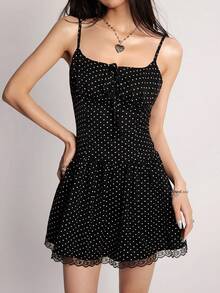 Rina Fox Robe mini camisole noire à pois SXY, robe moulante de sortie Y2K coquette avec nœud devant, bordure en dentelle et ourlet volant, robe mini camisole à pois avec nœud devant, bordure en dentelle et ourlet volant, coupe slim, robe mini camisole à pois style français doux, robe mini évasée avec nœud devant et bordure en dentelle, robe moulante rétro à pois avec nœud devant, bordure en dentelle et ourlet volant, bretelles spaghetti, robe chic à pois avec ourlet volant, robe mini camisole à bretelles spaghetti avec nœud devant et bordure en dentelle - Noir - Voir 5