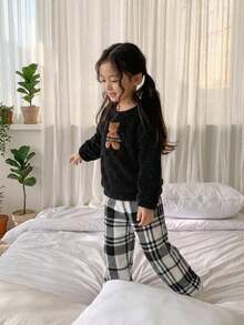 2 件套少女可爱熊图案刺绣圆领长袖上衣和黑白格子印花法兰绒睡裤，柔软舒适的秋冬睡衣套装 - 黑與白 - 查看 1