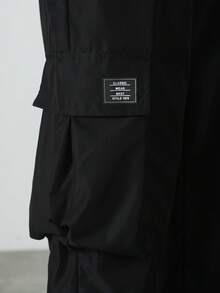 Manfinity CasualCool 男士黑色休閒長褲，多口袋工裝短褲，時尚且實用 - 黑色 - 查看 5