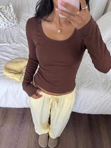 CovetEZ 女款休閒極簡刺繡對比色貝殼飾邊大圓領短袖黑色修身長袖基礎內搭T恤 - 咖啡棕 - 查看 5