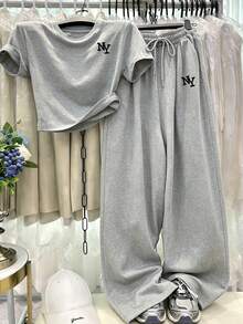 Resyla 夏季時尚休閒，適合日常與運動穿著的女士兩件套，女士灰色紐約 NY 字母印花圓領短袖 T 恤套裝，優雅舒適設計，休閒出遊兩件套 - 灰色 - 查看 5